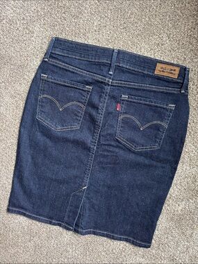 Levi's Dark Indigo Denim Pencil Skirt with Back Pockets size 27